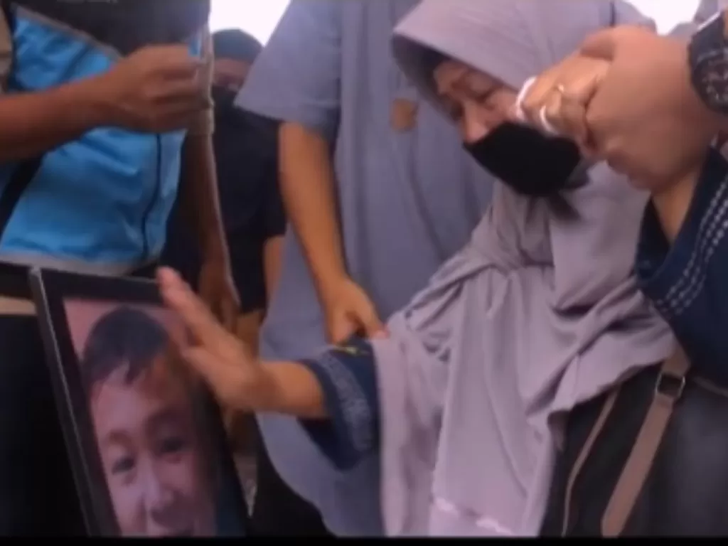 Seorang nenek menangis di pemakaman cucunya, korban Sriwijaya Air (Tiktok)
