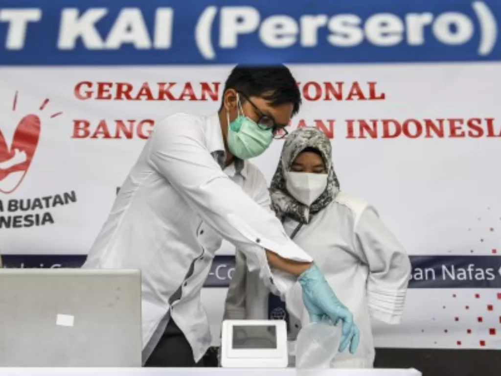 Petugas mengetes kantong nafas milik pegawai PT KAI (Persero) dengan GeNose C19 di Stasiun Pasar Senen, Jakarta, Sabtu (23/1/2021). (ANTARA FOTO/M Risyal Hidayat)