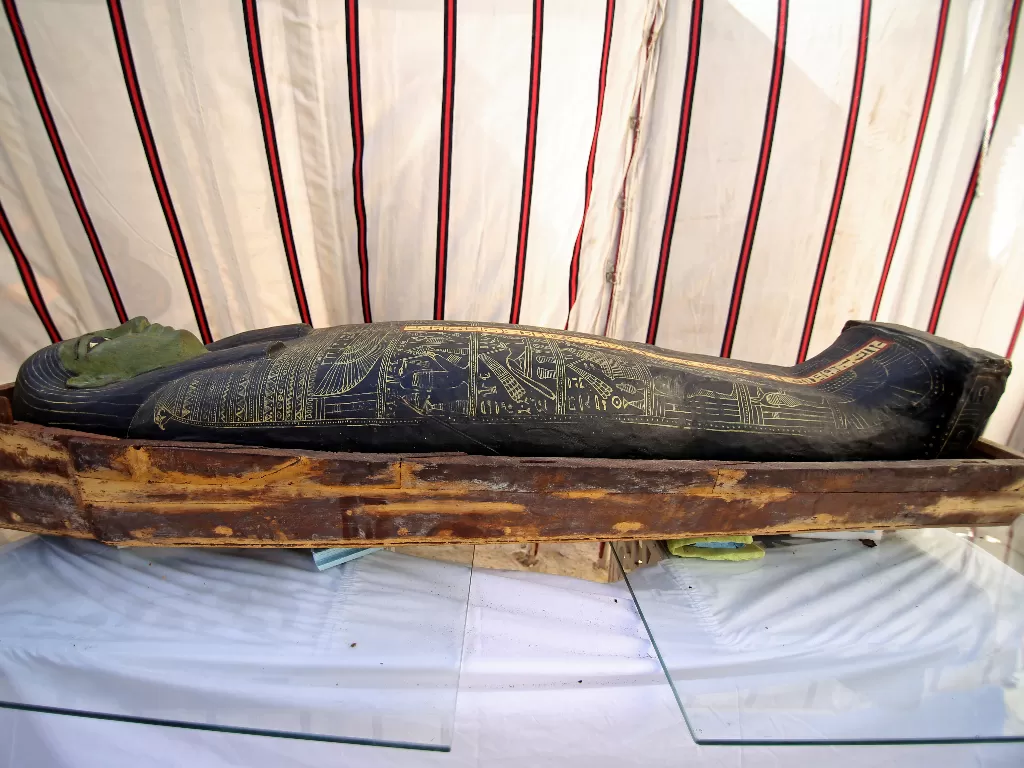 Peti mati yang ditemukan di pemakaman Saqqara (REUTERS/Hanaa Habib)
