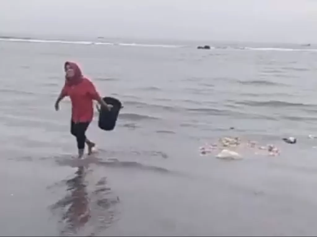 Seorang wanita buang sampah ke laut di Pantai Panjang Kota Bengkulu (Tangkapan layar - Istimewa)
