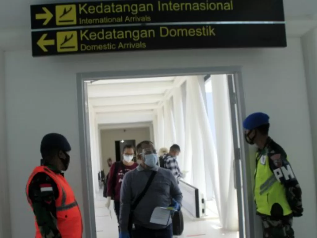 Sejumlah WNI dari Timor Leste tiba di bandara El Tari Kupang, Kota Kupang, NTT Jumat (22/01/2021). (ANTARA FOTO/Kornelis Kaha)