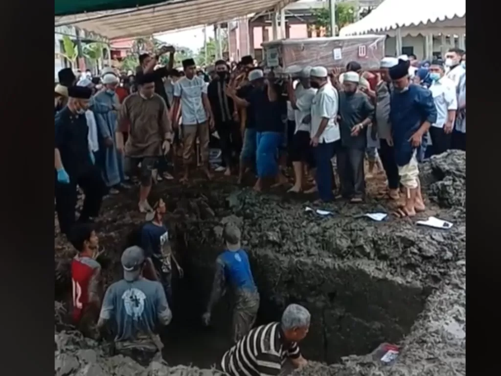 Pemakaman satu keluarga korban jatuhnya Sriwijaya Air SJ-182 (Tiktok)