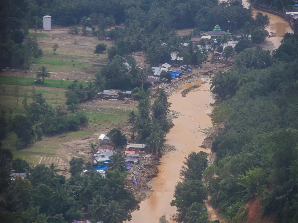 Foto udara kondisi sebuah desa yang luluh lantak akibat banjir bandang di Kabupaten Hulu Sungai Tengah (ANTARA FOTO/Bayu Pratama S)