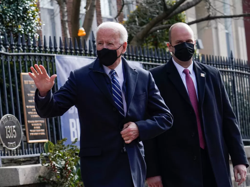 Presiden AS Joe Biden memberi isyarat saat dia meninggalkan Gereja Katolik Tritunggal Mahakudus di Washington. (Photo/REUTERS/Erin Scott)