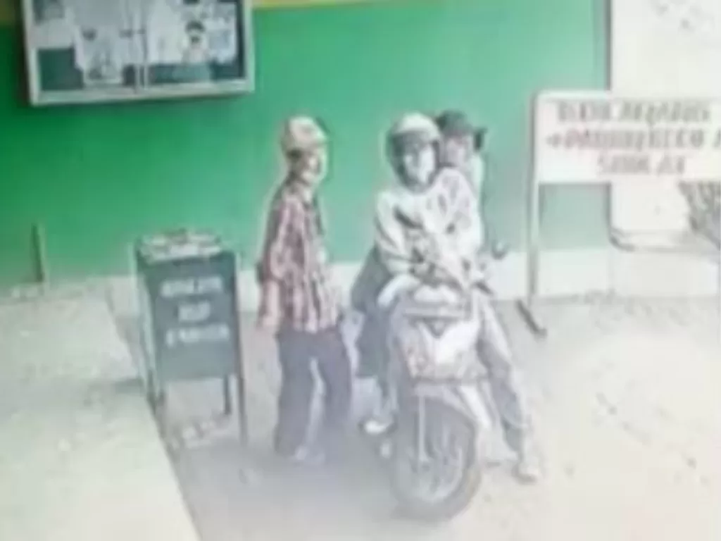 Remaja mencuri kotak amal masjid di Jakarta Utara. (Instagram/@westjurnalpalma)