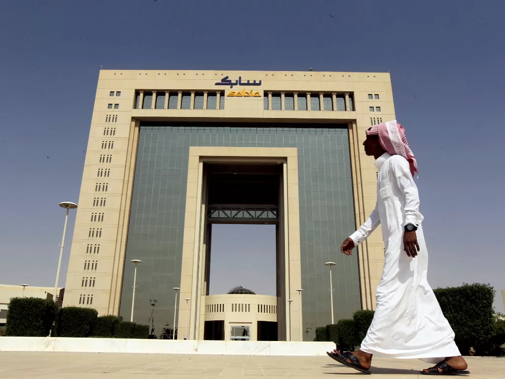 Seorang pria berjalan melewati markas Saudi Basic Industries Corp (SABIC) di Riyadh, Arab Saudi. (Foto: REUTERS/Faisal Al Nasser)