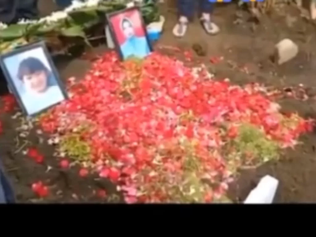 Jenazah ibu dan anak dimakamkan berdampingan, korban Sriwijaya Air (Tiktok)