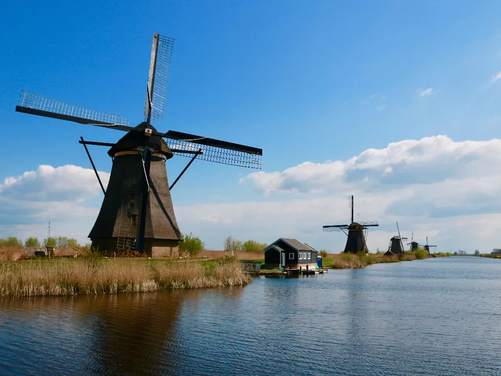 Belanda, salah satu negara yang menjadi destinasi wisata erotis. (Unsplash/@hendrik_martin)
