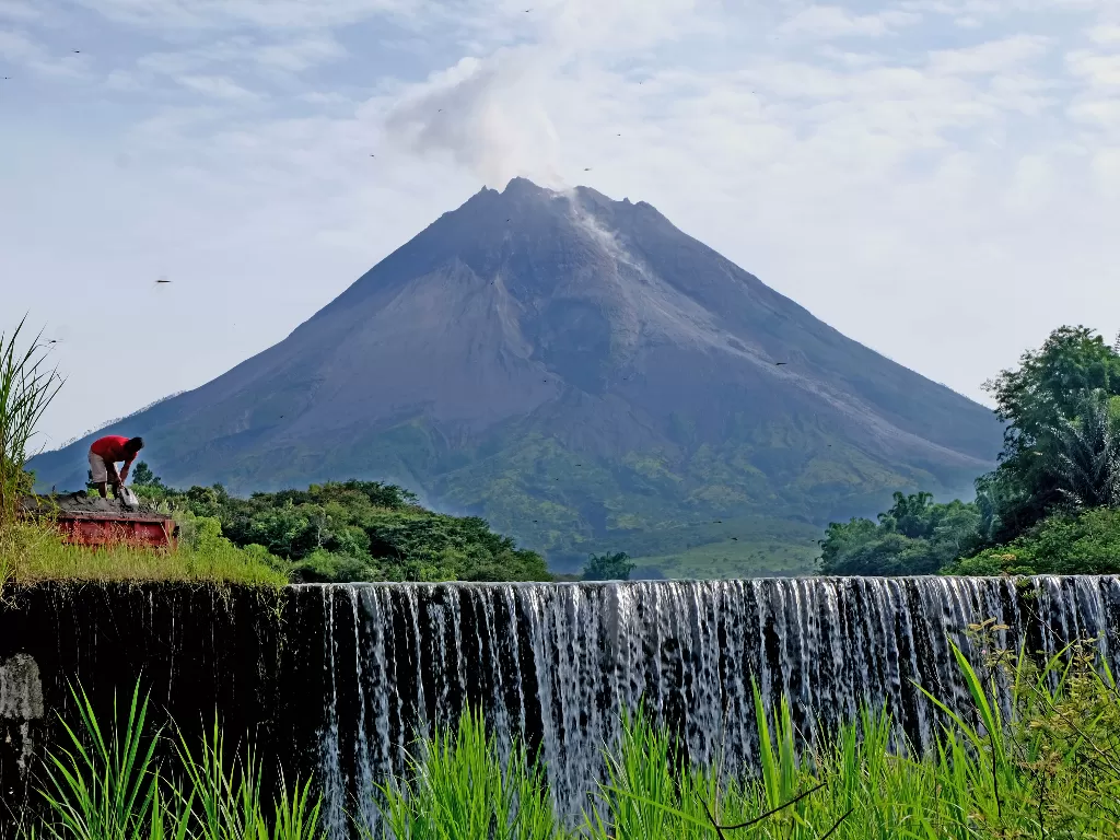 Asap sulfatara mengepul disertai guguran material vulkanik dari puncak gunung Merapi di foto dari Desa kaliurang, Srumbung, Magelang, Jawa Tengah, Rabu (20/1/2021). (ANTARA FOTO/Anis Efizudin)