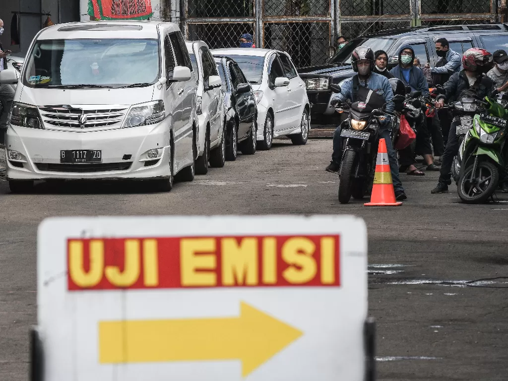 Sejumlah pengendara mobil dan motor antre untuk pemeriksaan uji emisi gas buangan (ANTARA FOTO/ Fakhri Hermansyah)