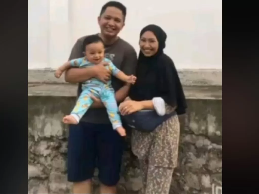 Bayi Nadhif bersama ayah dan ibunya, korban pesawat Sriwijaya Air SJ-182 (Tiktok)