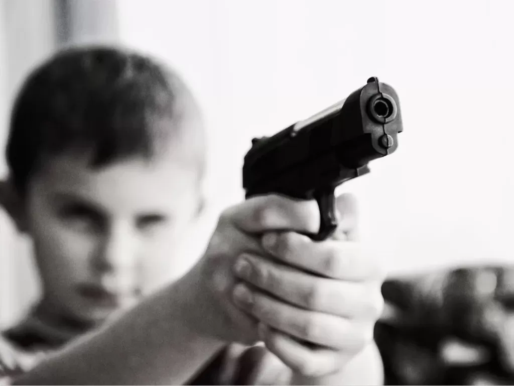 Ilustrasi penembakan massal dengan pelaku seorang remaja. (Pixabay/Jarmoluk).