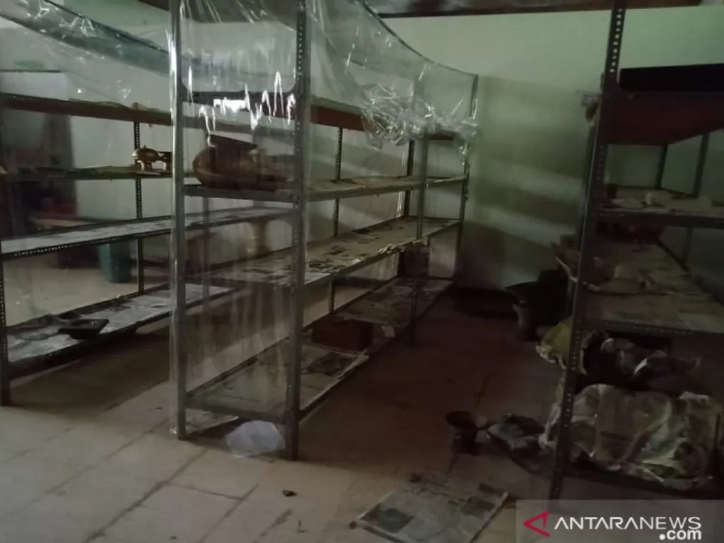 Tempat etalase, barang-barang koleksi Museum Sultra di Kendari, yang tersimpan dalam gudang koleksi dicuri maling pada Selasa 26/1 malam. (photo/ANTARA/Azis Senong)
