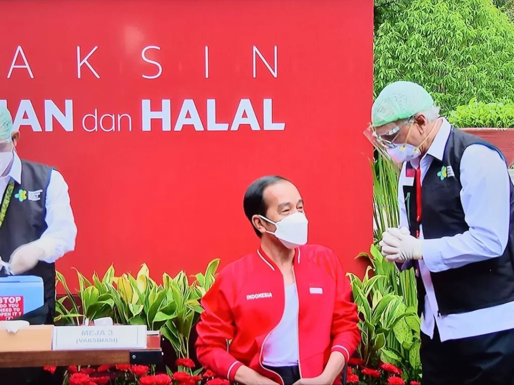 Presiden Jokowi menerima suntik vaksin Covid-19 dosis kedua (Instagram/sekretariat.kabinet)