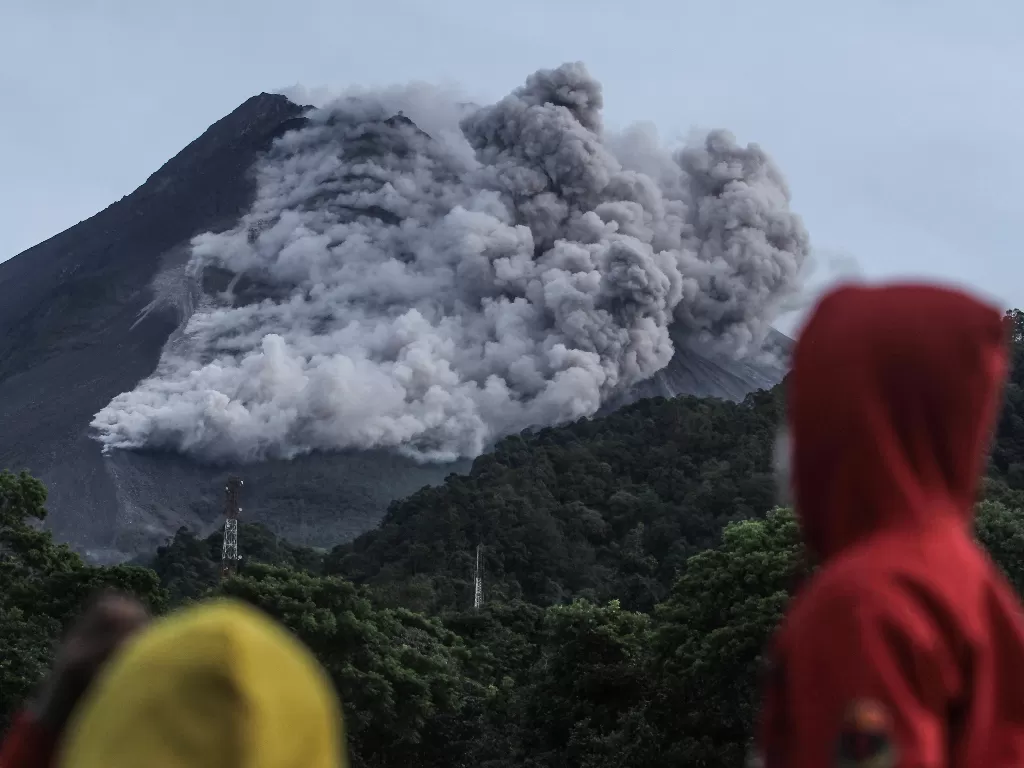 Awan panas guguran Gunung Merapi terlihat dari Kaliurang, Sleman, DI Yogyakarta, Rabu (27/1/2021). (ANTARA FOTO/Hendra Nurdiyansyah)
