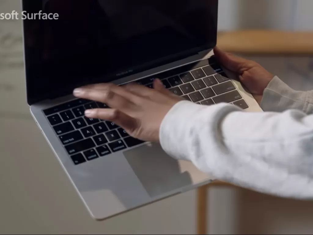 Tampilan MacBook Pro buatan Apple dengan fitur Touch Bar (photo/YouTube/Microsoft Surface)