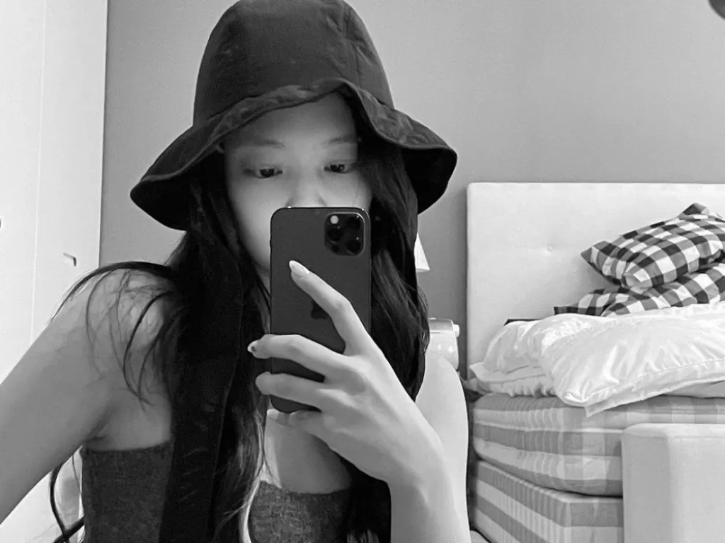 Jennie BLACKPINK selfie di kamarnya. (Instagram/@jennierubyjane)