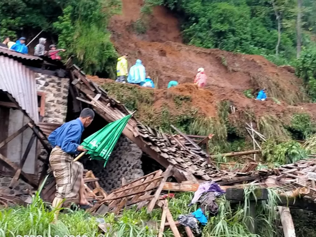 Rumah warga rusak akibat longsor di Magelang (BPBD Magelang)