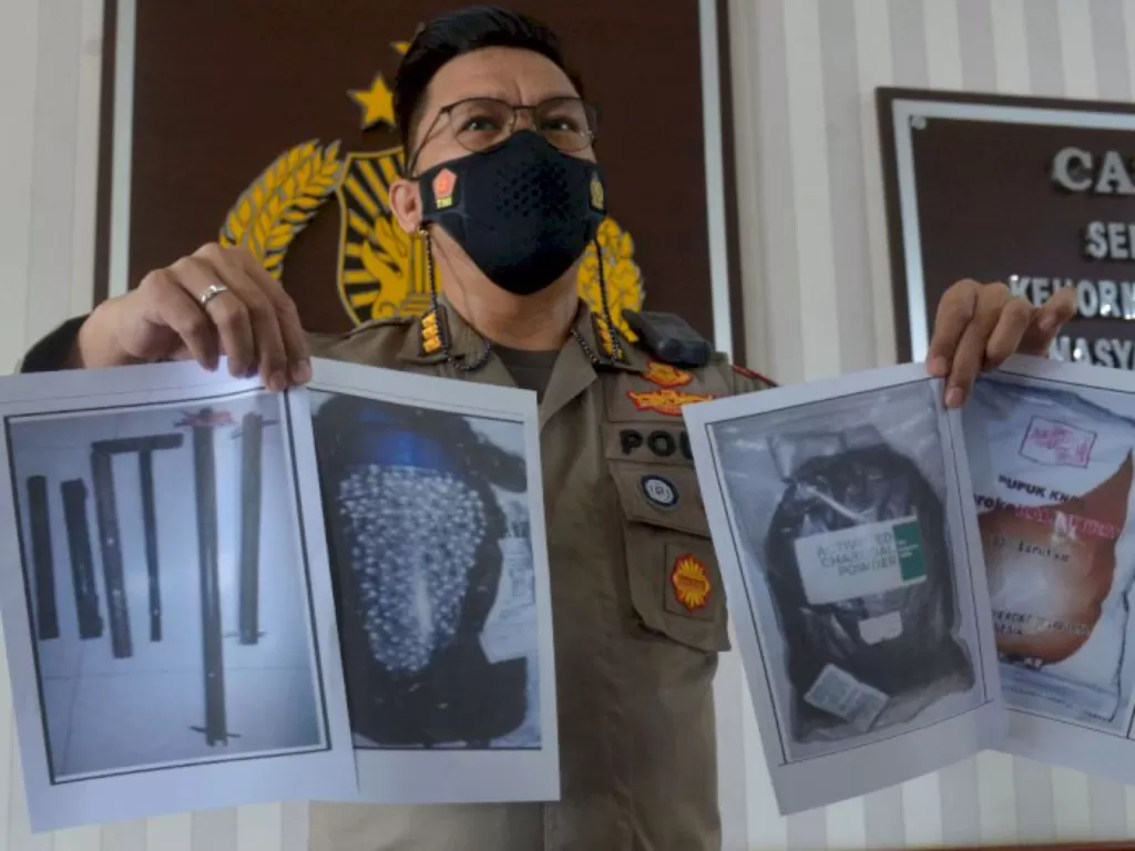 Kabid Humas Polda Aceh Kombes Pol Winardy memperlihatkan sejumlah foto barang bukti milik terduga teroris pasca penangkapan di Banda Aceh, Aceh. (ANTARA FOTO/Ampelsa)