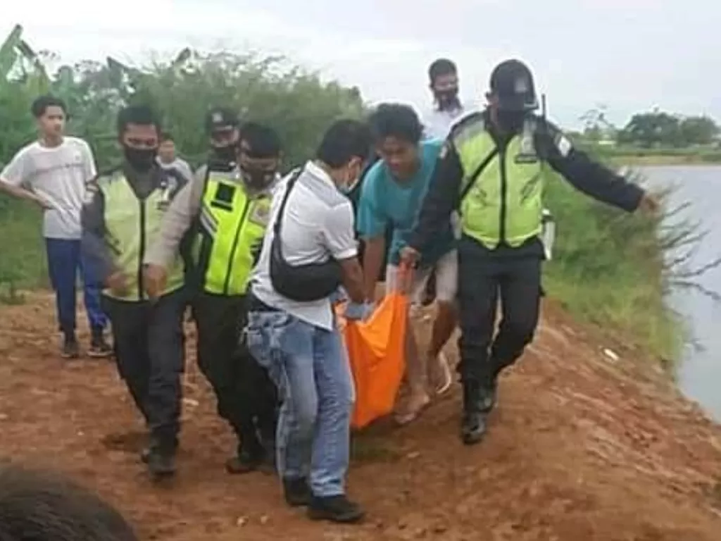 Polisi dibantu warga melakukan evakuasi jasad wanita yang ditemukan mengambang di danau (Istimewa)