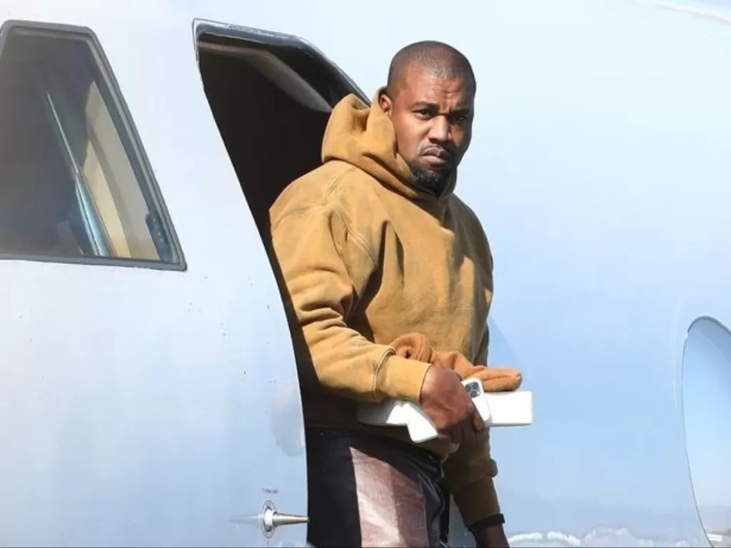 Kanye West keluar dari pesawat tanpa kehadiran Kim Kardasian. (Photo/Mirror)
