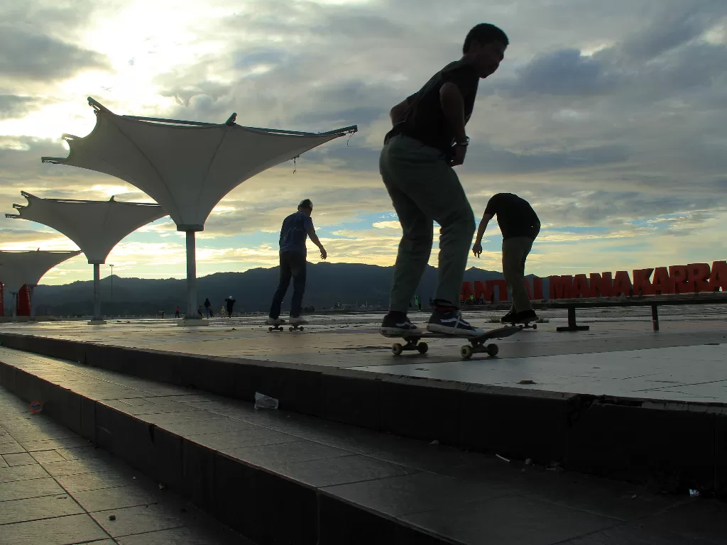 Sejumlah warga bermain skateboard (ANTARA FOTO / Akbar Tado)