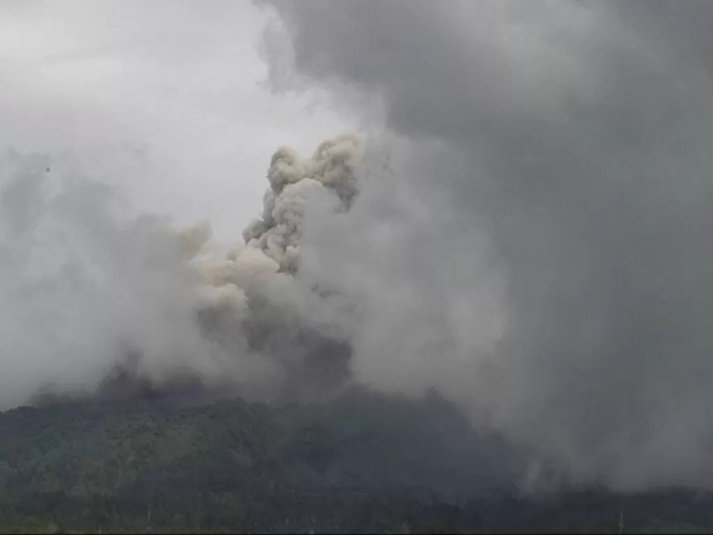 Awan panas guguran terpantau keluar dari Gunung Merapi dengan jarak luncur 2.000 meter ke arah barat daya atau hulu Kali Krasak dan Boyong. (Twitter BPPTKG)
