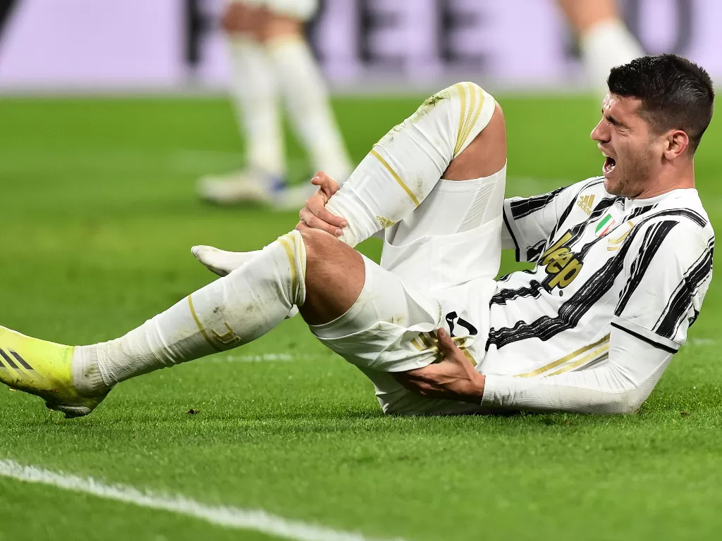 Alvaro Morata tampak kesakitan di laga Juventus vs SPAL, Kamis (28/1/2021) dini hari WIB. (REUTERS/MASSIMO PINCA)