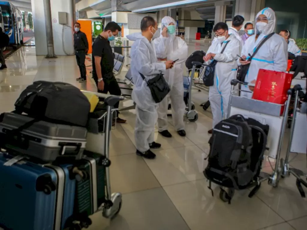 Sejumlah WNA dengan menggunakan baju hazmat tiba di Bandara Internasional Soekarno Hatta Sabtu (2/1/2021). (Ilustrasi/ANTARA FOTO/Fauzan)