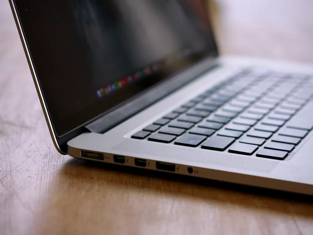 Tampilan laptop MacBook Pro besutan Apple (photo/Unsplash/Tobias Lystad)