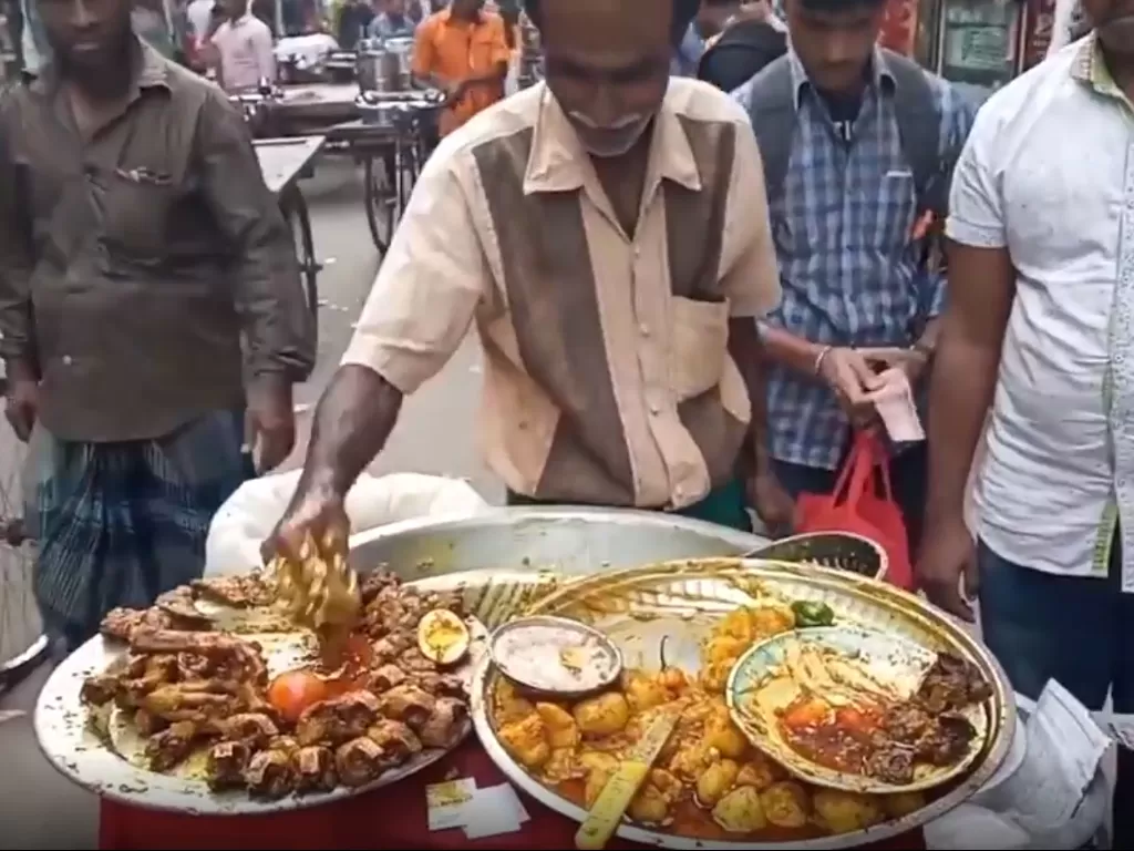Video penjual Jhal Muri menyediakan hidangannya ke pelanggan. (photo/Youtube/@The Street Food)