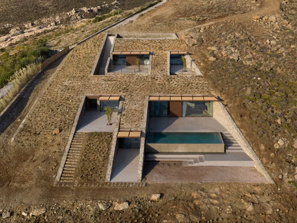 Properti yang dijuluki NCaved oleh penciptanya, terletak di dekat teluk berbatu yang terpencil di pulau Serifos, Yunani. (Photo/MOLD Architects)