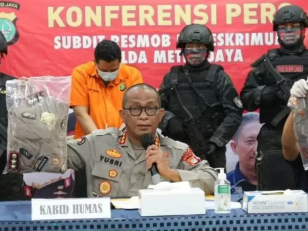 Kabid Humas Polda Metro Jaya, Kombes Pol Yusri Yunus (tengah) berikan keterangan dalam pengungkapan kasus penipuan oleh mantan anggota Polri senilai Rp140 juta di Mapolda Metro Jaya (Antara)
