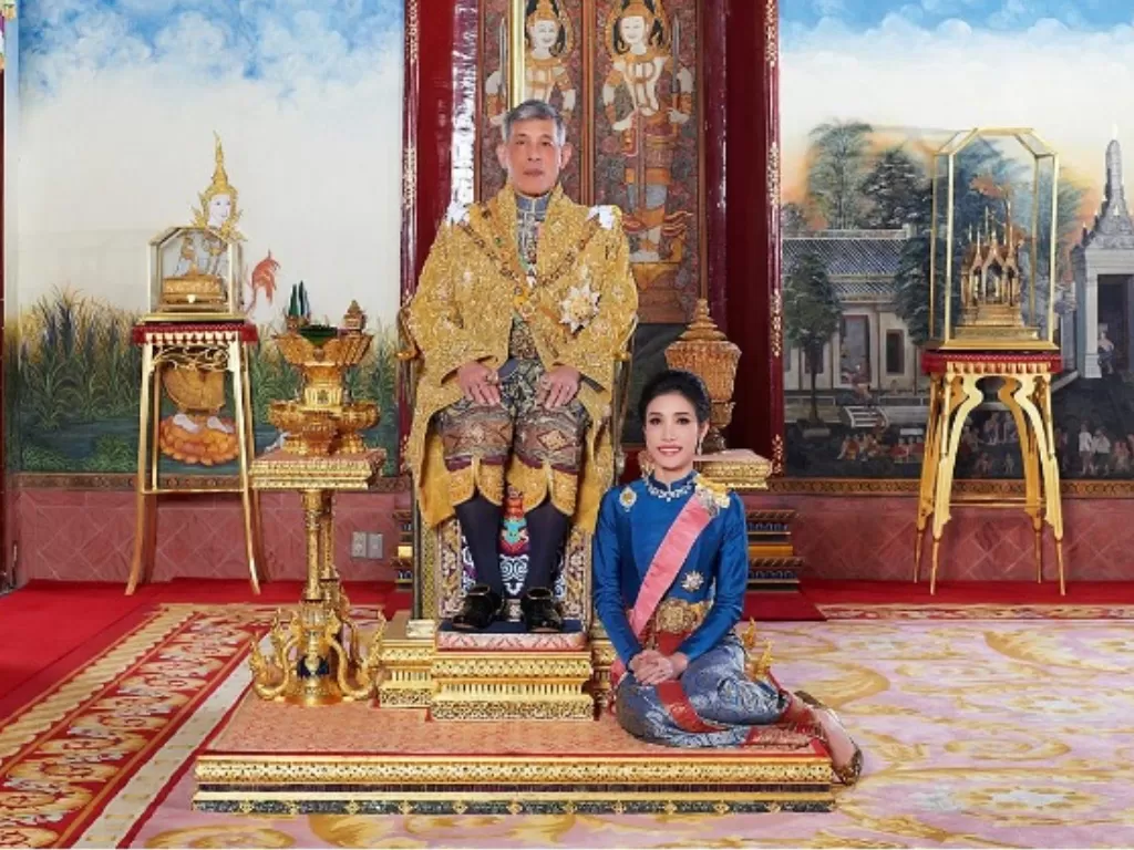Raja Thailand Maha Vajiralongkorn angkat selirnya Sineenat Wongvajirapakdi menjadi ratu kedua. (Handout via REUTERS).