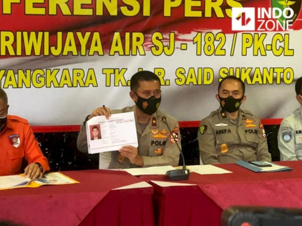 Konferensi pers 1 jasad penumpang SJ182 teridentifikasi di RS Polri Kramat Jati, Jaktim. (INDOZONE/Samsudhuha Wildansyah)