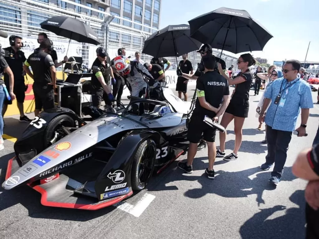 Anies Baswedan melihat ajang Formula E (Instagram/aniesbaswedan)