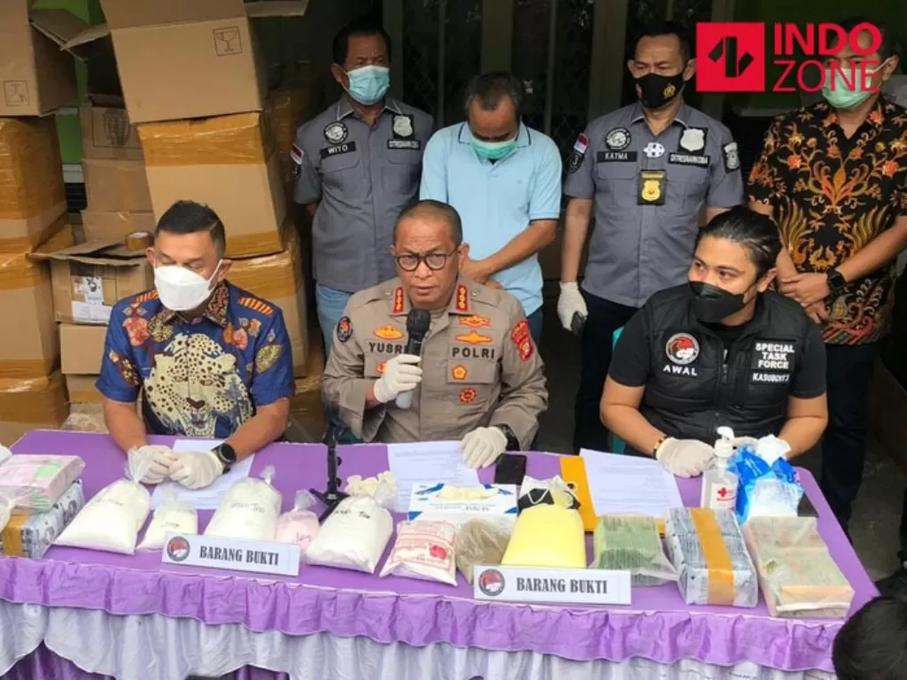 Konferensi pers Polda Metro gerebekan pembuatan masker kecantikan ilegal di Bekasi. (INDOZONE/Samsudhuha Wildansyah)