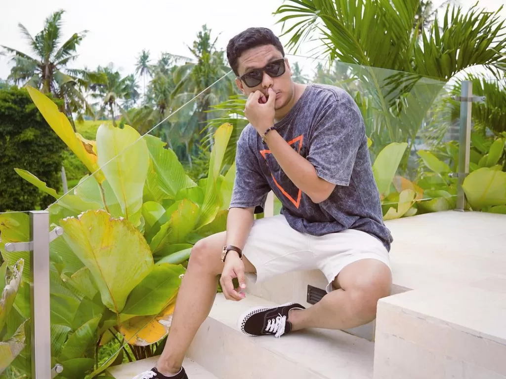 Arief Muhammad beri kamera untuk YouTuber Dian yang viral. (photo/Instagram/@ariefmuhammad)