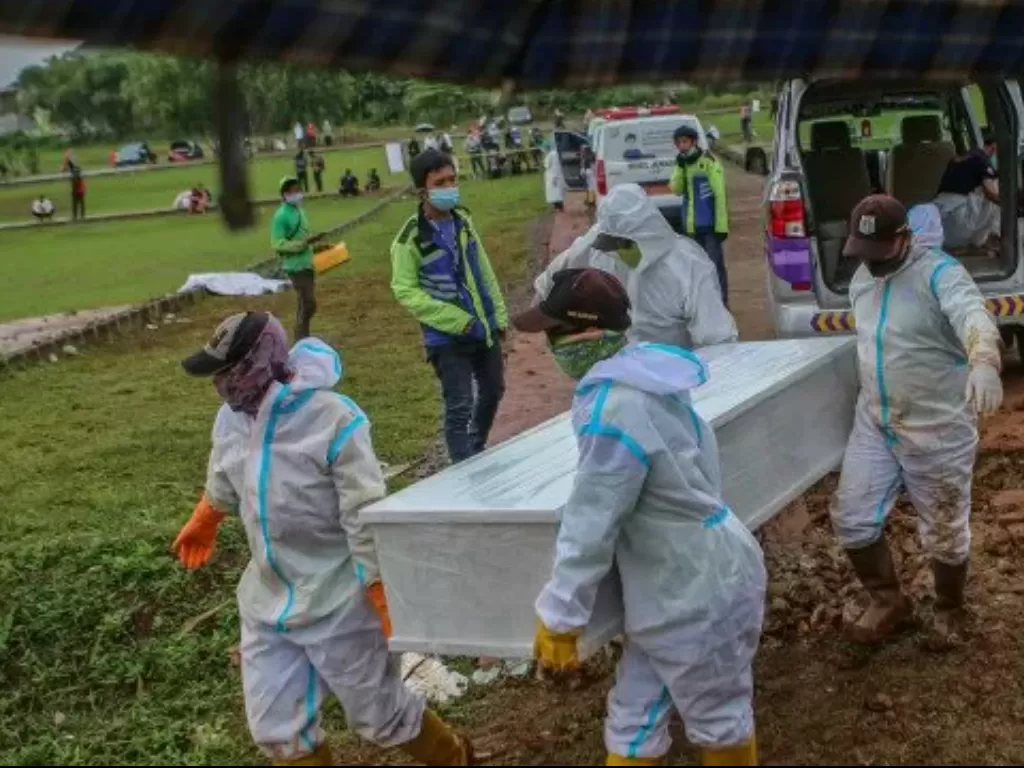 Petugas membawa jenazah COVID-19 di TPU Bambu Apus, Jakarta (Antara)