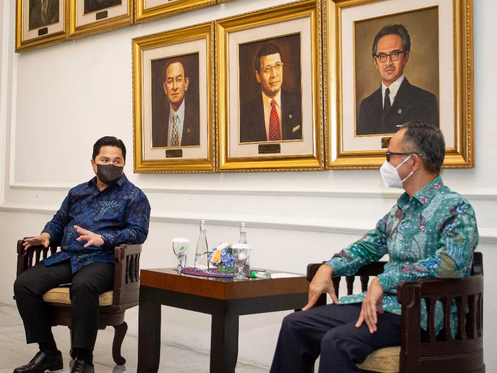Menteri BUMN Erick Thohir (kiri) berbincang dengan Wakil Menteri Luar Negeri Mahendra Siregar (kanan). ANTARA FOTO/Dhemas Reviyanto