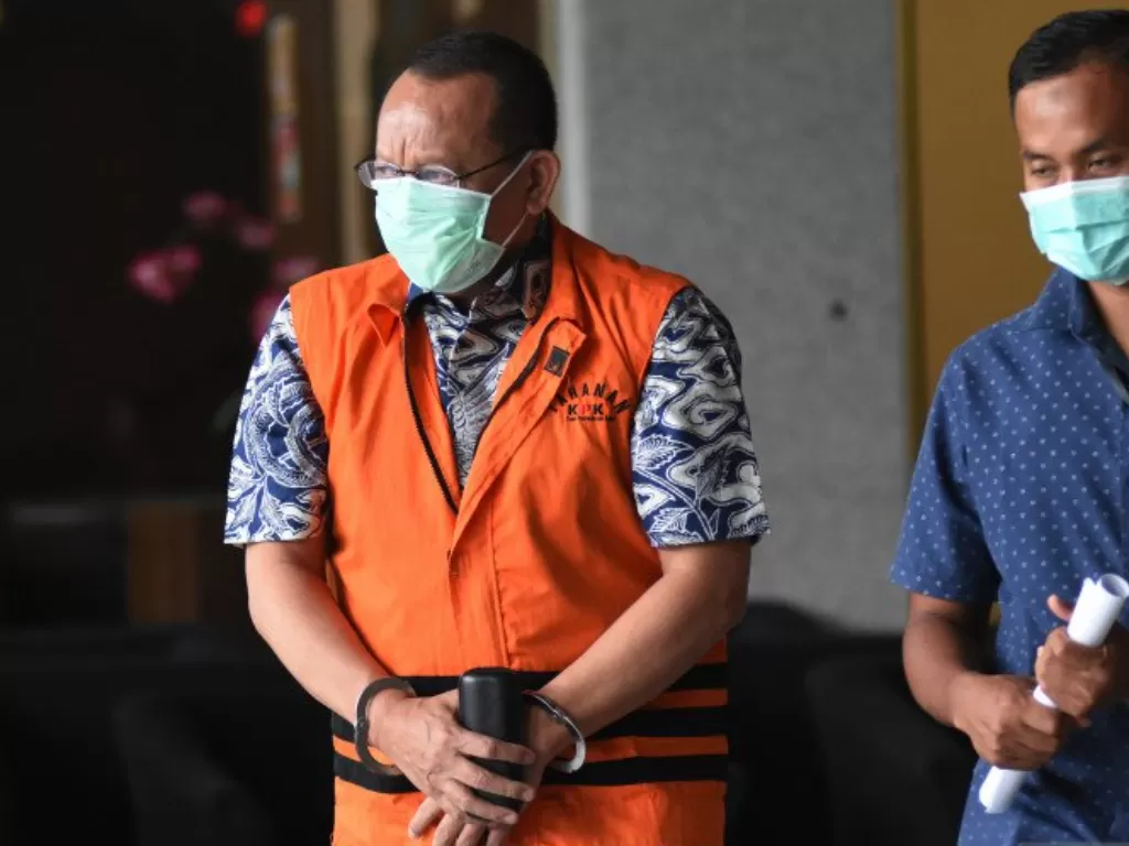 Tersangka mantan Sekretaris Mahkamah Agung (MA) Nurhadi (kiri) meninggalkan Gedung KPK usai menjalani pemeriksaan terkait dengan kasus suap dan gratifikasi perkara di Mahkamah Agung pada tahun 2011—2016 di Jakarta, Selasa (29-9-2020). (ANTARA FOTO/Indrian