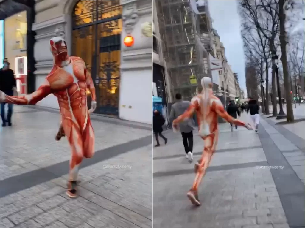  Cuplikan video pria prank pakai kostum titan. (photo/TikTok/@akamztwenty2)