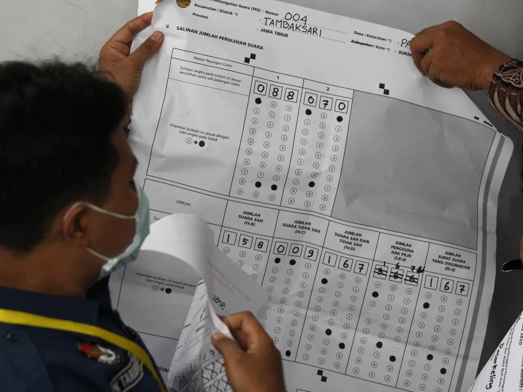 Rekapitulasi hasil perhitungan suara Pilkada Kota Surabaya dilakukan serentak di tingkat PPK. (ANTARA FOTO/Didik Suhartono)