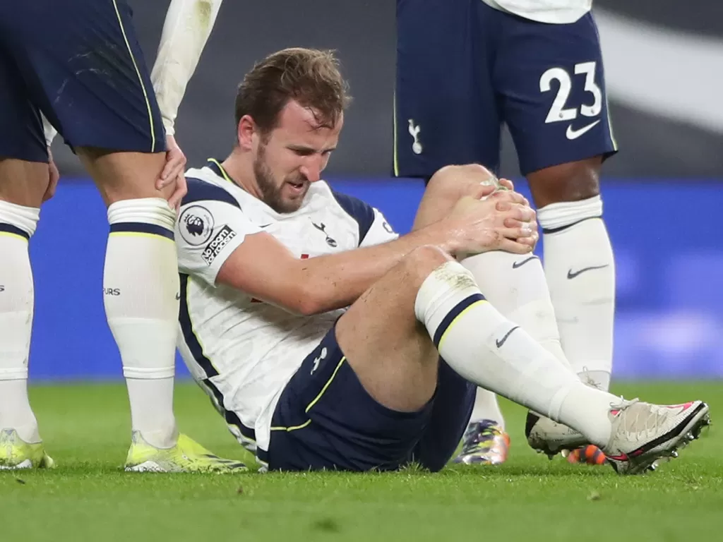 Harry Kane cedera di laga Tottenham vs Liverpool, Jumat (29/1/2021) dini hari WIB. (REUTERS/NICK POTTS)