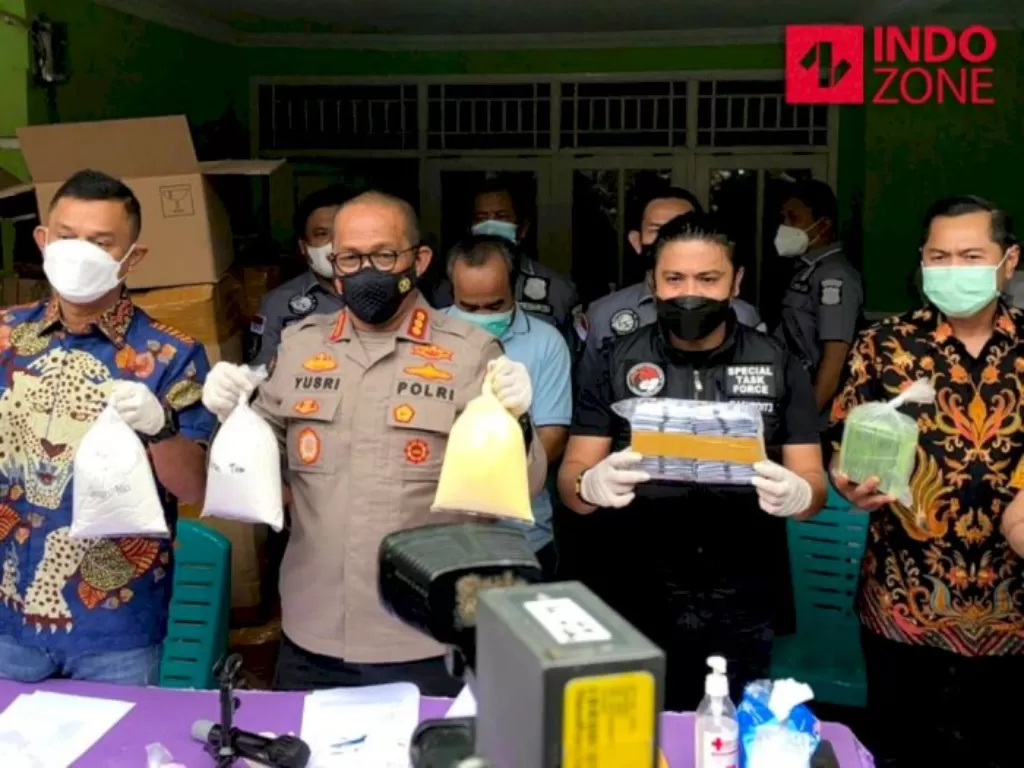 Konferensi pers Polda Metro gerebekan pembuatan masker kecantikan ilegal di Bekasi. (INDOZONE/Samsudhuha Wildansyah)