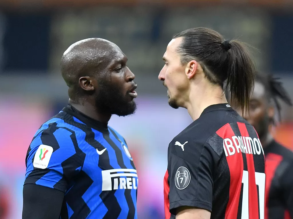 Romelu Lukaku dan Zlatan Ibrahimovic bertengkar saat Derby Milan di perempat final Coppa Italia, Rabu (27/12/2021) dini hari WIB. (REUTERS/DANIELE MASCOLO)