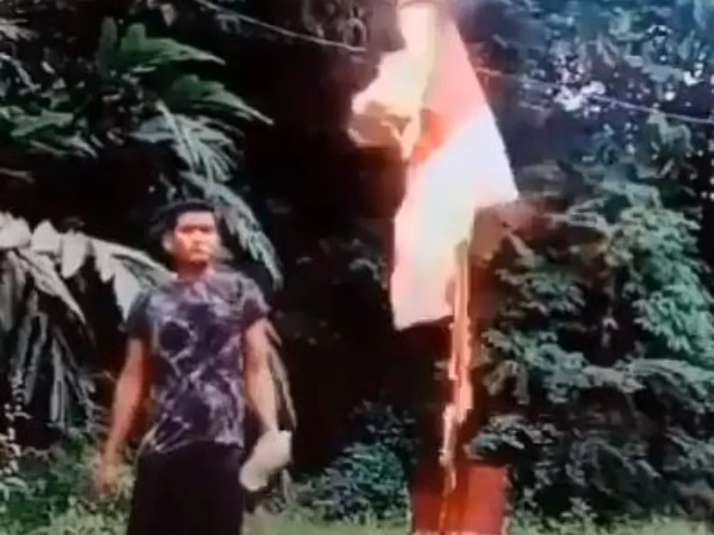 Video viral seorang pria membakar bendera merah putih. (Instagram/@communitypolice)