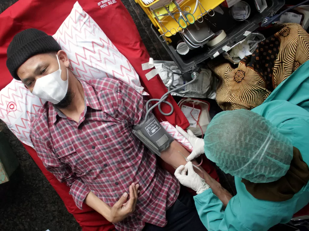 Petugas Unit Transfusi Darah Dinas Kesehatan Sulawesi Selatan mengambil darah dari relawan (ANTARA FOTO/Arnas Padda)