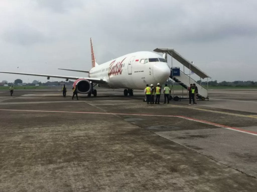 Pesawat Batik Air yang mendarat darurat di Bandara Adi Soemarmo Boyolali. (ANTARA/HO/Humas Bandara Adi Soemarmo)