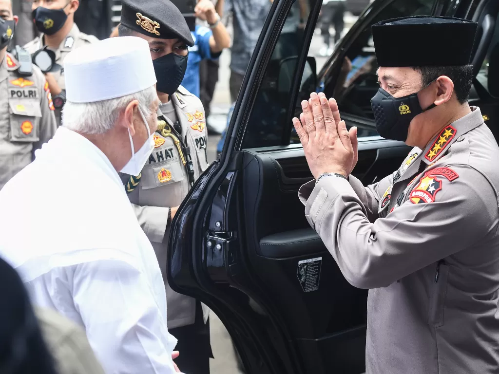 Kapolri Jenderal Polisi Listyo Sigit Prabowo (kiri) bersama Ketua Umum Rabithah Alawiyah Habib Zein bin Umar bin Smith memberikan keterangan pers. (ANTARA FOTO/Hafidz Mubarak A)